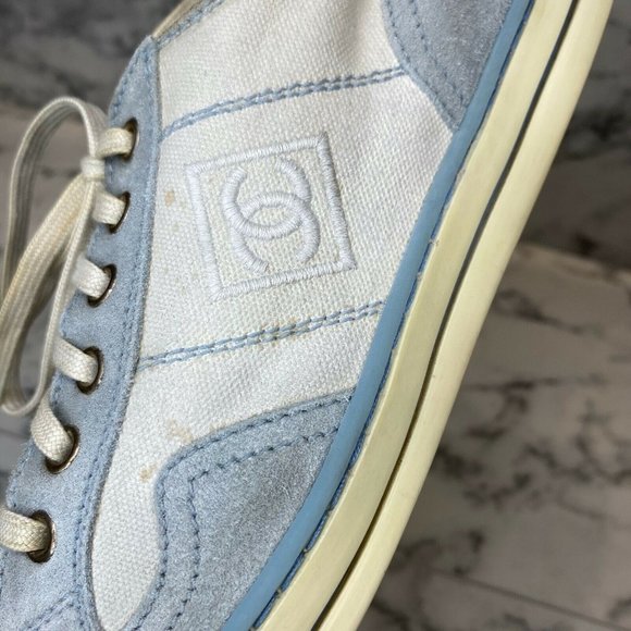 CHANEL 08C Suede Logo CC Low-Top Sneakers - Picture 10 of 12